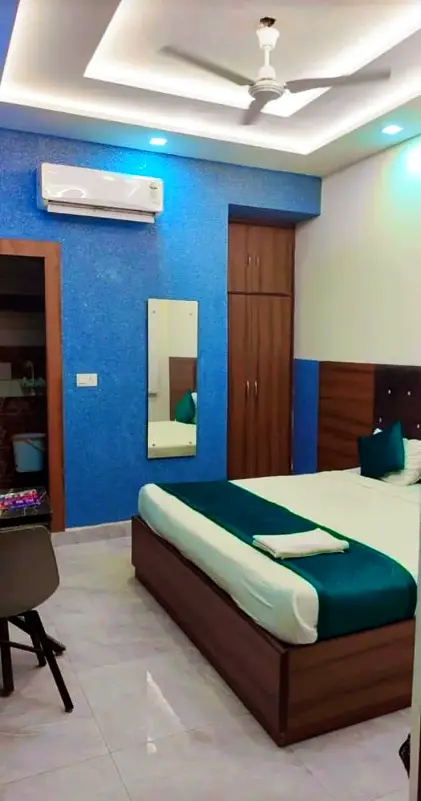 Bedroom with a blue textured wall